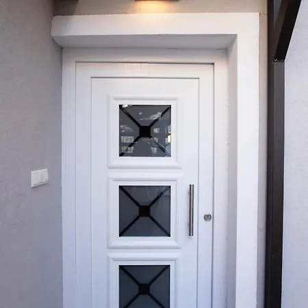 St. Barbara アパート Dráma