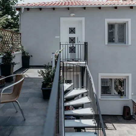 St. Barbara アパート Dráma